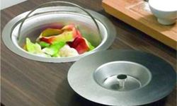 Cubo de basura bajo encimera